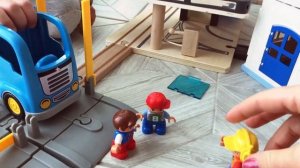 Деревянная железная дорога Брио и Икеа. Падающий мост, сбежавшие лошадки. Wood train toys crash.