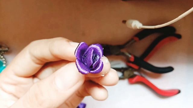 DIY (4) ||PART 1 - TUTORIAL PEMULA Merangkai Bros Dagu Pita Satin (GARDENIA MINI & KUNCUP MAWAR) смотреть онлайн