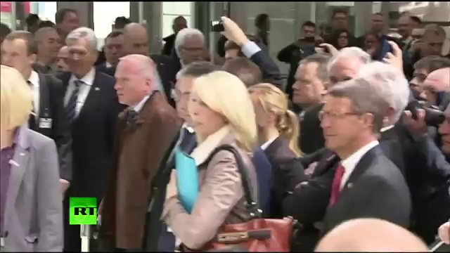 Акция FEMEN на ярмарке в Ганновере смотреть онлайн