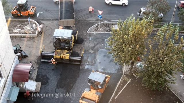 В Красноярске дорожный рабочий перенес девочку на руках через свежий асфальт смотреть онлайн