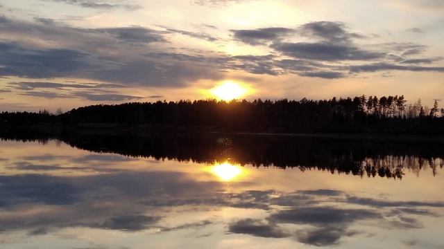 Закат солнца и его отражение в воде. Очень красиво! смотреть онлайн