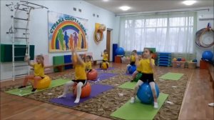 Детский фитнес  Разминка на фитболах в средней группе.