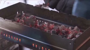 Сталик Ханкишиев готовит шашлык