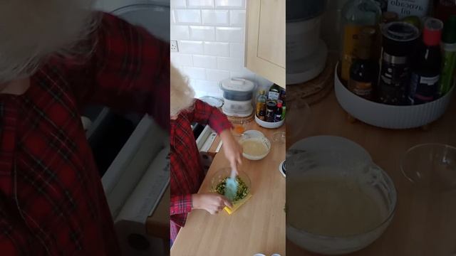 Заливной пирог с луком и яйцом/Jellied pie/cake with spring onions and eggs смотреть онлайн