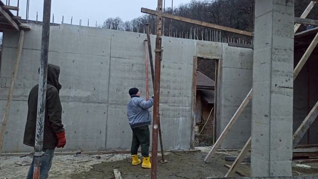 Монолитное перекрытие с ригелями и монолитной лестницей. Монтаж опалубки. смотреть онлайн
