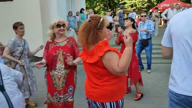 16.07.23г...КАЗАХСКИЙ ХИТ... звучит на танцполе в Гомельском парке... смотреть онлайн