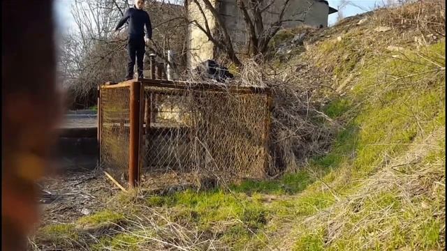 Чуть не упала крыша ,еще немного и приволило бы))