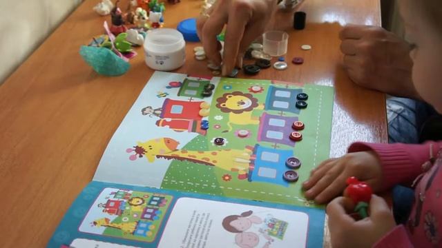 МАСТЕРИМ ПОДЕЛКИ ИЗ ПУГОВИЦ с пальчиковой мастерской.We make shin guards from the handshake смотреть онлайн