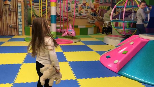 Алиса играет в детской комнате Banana City. Гродно смотреть онлайн