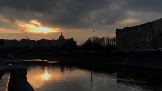 Весенний закат в Москве / Spring sunset in Moscow смотреть онлайн