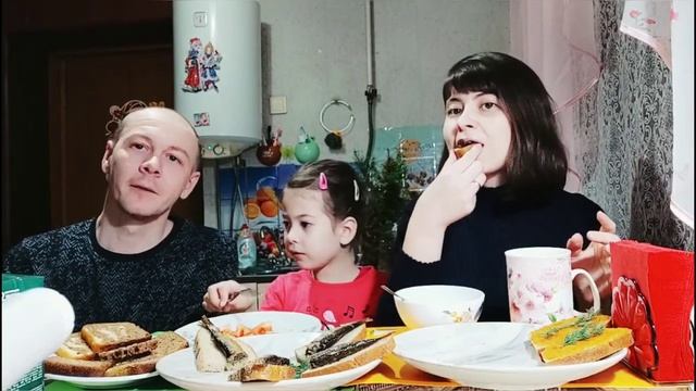 МУКБАНГ ? БУТЕРБРОДЫ КЕКС ПОМИДОРЫ ШПРОТЫ ИКРА