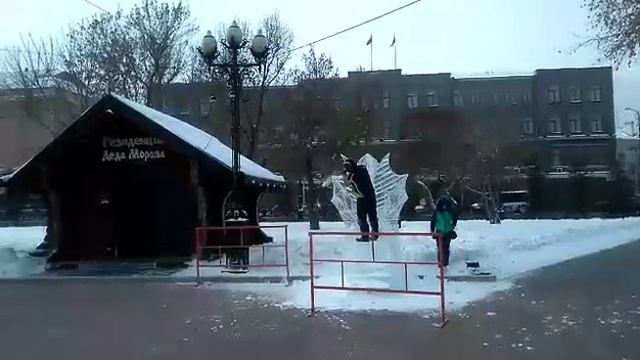 На сквере Кирова в Иркутске делают ледяной трон смотреть онлайн