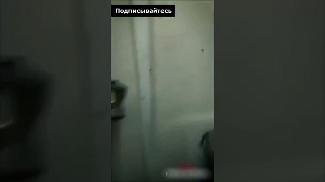 Нечто ломится в дверь и дергает за ручку #shorts смотреть онлайн