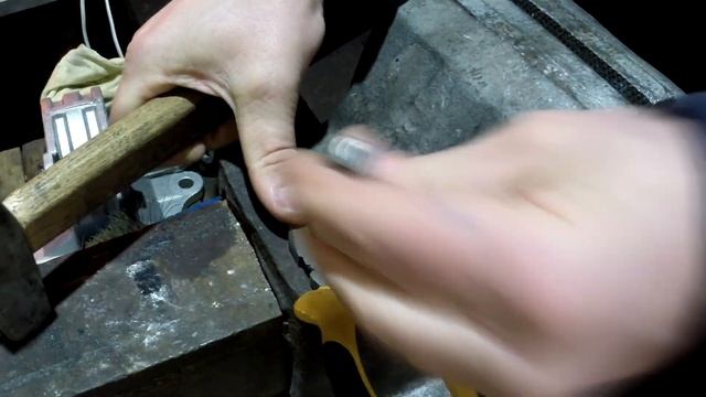 Дырокол для кожи из 50 рублевых плоскогубцев... смотреть онлайн