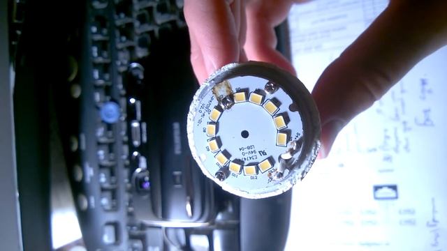 Как отремонтировать (исправить) светодиодную LED лампу 220 Вольт. How to fix (repair) an LED lamp. смотреть онлайн