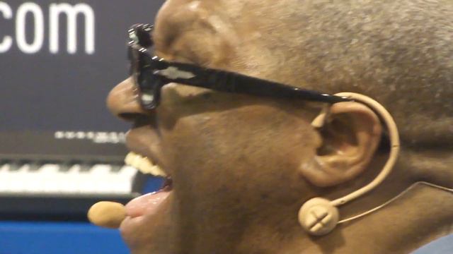 Ellis Hall playing a Kurzweil PC3K at NAMM 2011 смотреть онлайн