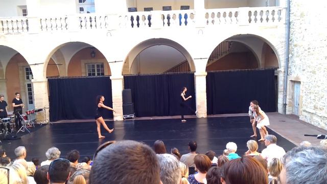 rencontre improvisée entre danse et percussions смотреть онлайн