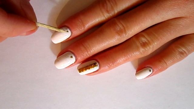 Интересный маникюр на белом тоне / Interesting manicure on white tone смотреть онлайн