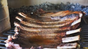 Говяжьи ребра в дровяной печи