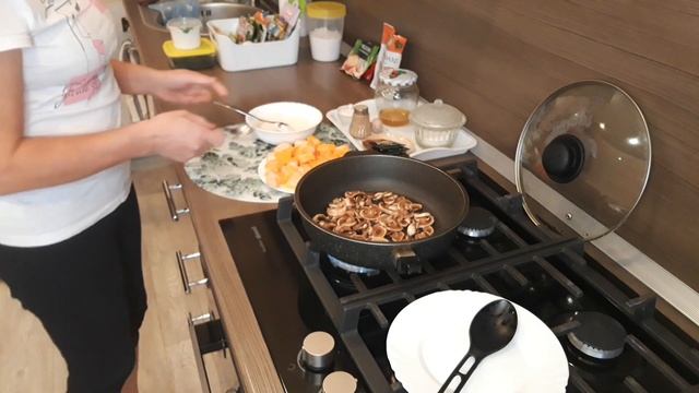 Закупка продуктов/ ТЫКВА+ГРИБЫ В СМЕТАННОМ СОУСЕ/ ВКУСНО/ ЗА 20 МИНУТ смотреть онлайн