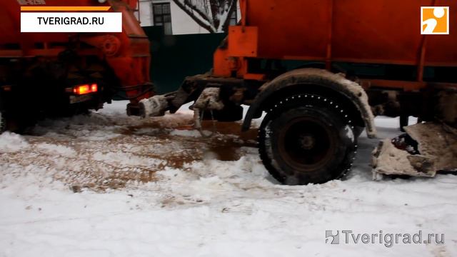 В Твери снегоуборочная КДМ застряла в снегу смотреть онлайн