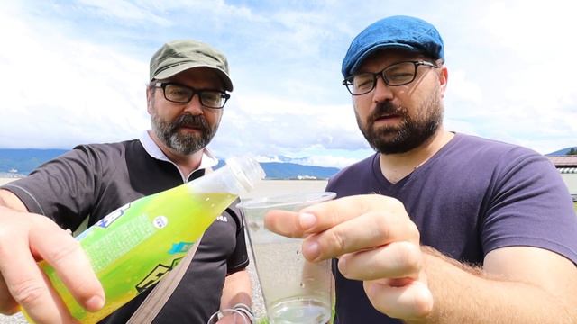 Golden Kiwi Fanta, Ripobitan D, & Oh Baby Rock! with Aaron | Konbini Quest смотреть онлайн