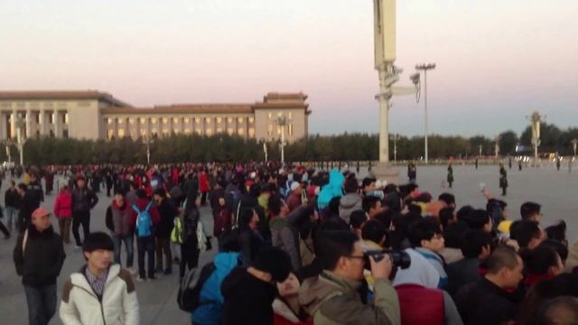 Площадь Тянь Ань Мынь, церемония поднятия флага Китая (10 минут до начала) смотреть онлайн