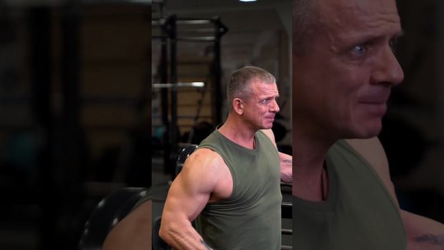 Боковой мах с гантелей одной рукой. Идеальное упражнение, для доработки средней дельтовидной мышцы. смотреть онлайн