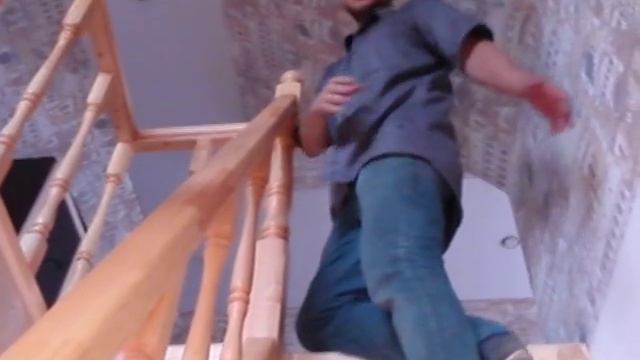 Деревянная Лестница на второй этаж,покраска в естественный цвет. смотреть онлайн