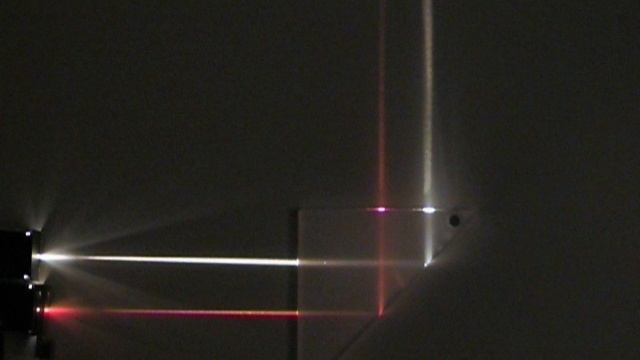 ПОЛНОЕ ОТРАЖЕНИЕ В ТРЁХГРАННОЙ ПРИЗМЕ.ФИЗИКА.ХРОНИКА смотреть онлайн