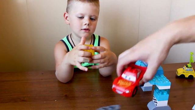 Открываем конструктор LEGO DUPLO Гонка за Кубок Поршня (10857) смотреть онлайн