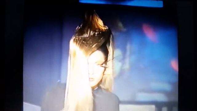 Модель (брюнетка) в шоу-показе стилистов. Первое место получила эта сфилата 🏆🥇🎉🎇 смотреть онлайн