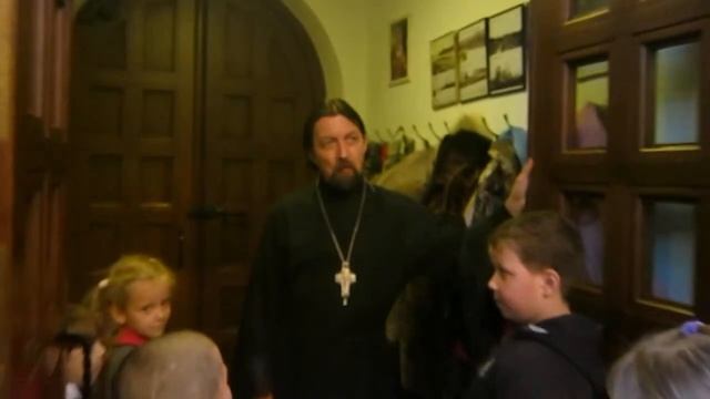 Протоиерей Максим Козлов. Экскурсия по храму прп. Серафима Саровского для детей. Притвор смотреть онлайн