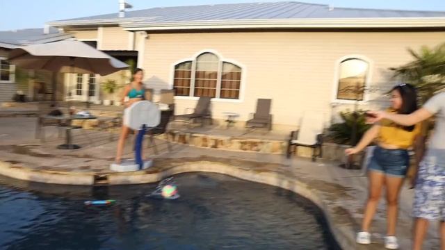 Last to Drop Their iPhone in the Pool Wins $5000 смотреть онлайн