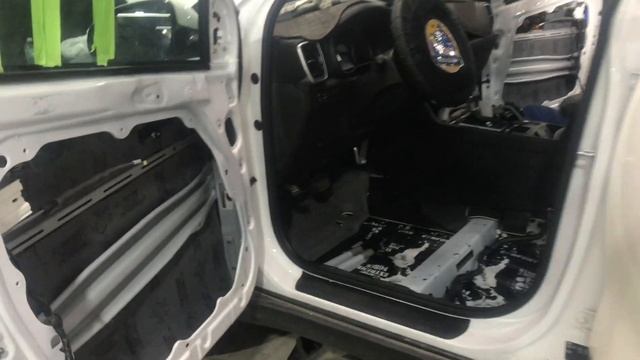 Kia Sportage установили эффективные материалы для создания уюта и спокойствия в салоне авто (шумка) смотреть онлайн