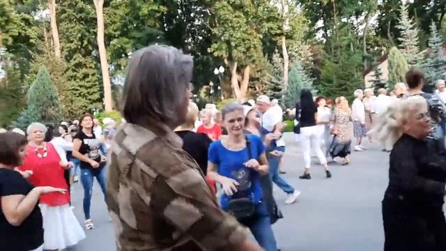 ХАРЬКОВ,ПАРК ГОРЬКОГО,СЧАСТЛИВЫЕ МИНУТЫ,ГОРЬКАЯ КАЛИНА смотреть онлайн