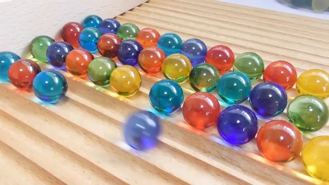 Marble Run ☆ Bench groove course & colorful marbles & wooden ball slider [MUKBANG Potatoes]. смотреть онлайн