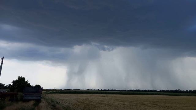 НАДВИГАЕТСЯ НЕЧТО ЖУТКОЕ