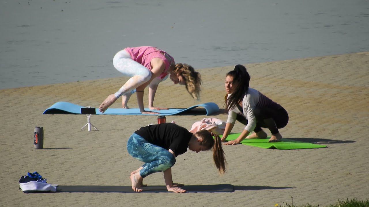 Йога на набережной с солнечное майское утро смотреть онлайн