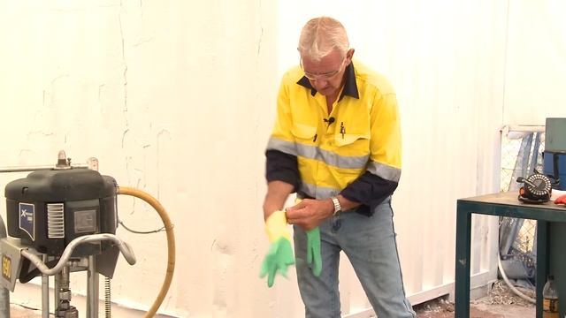 Flushing paint through airless spray pump at start-up смотреть онлайн