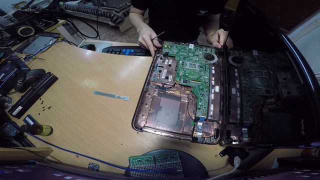 №19. Как правильно чистить ноуты от пыли. На примере HP g6. смотреть онлайн