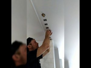 Монтаж перегородки к натяжному потолку