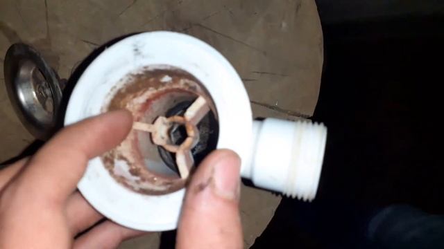 Замена обвязки (сифона) для ванны. Хозяйка помылась на пол смотреть онлайн