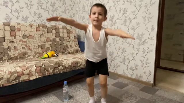 СЫН (4 ГОДА) СДЕЛАЛ 501 ПОВТОРЕНИЕ ПРИСЕДАНИЙ. АРКАША - МАЛЕНЬКИЙ ЧЕМПИОН )) смотреть онлайн