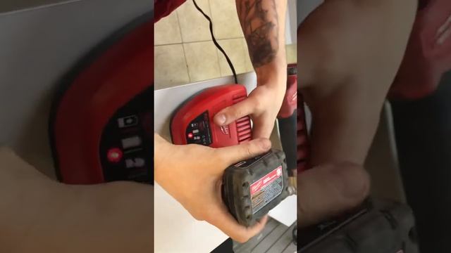 Заклёпочник Milwaukee M12 смотреть онлайн