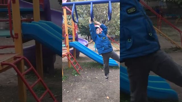 Мальчик 4 года на турнике. Спорт для ребёнка смотреть онлайн