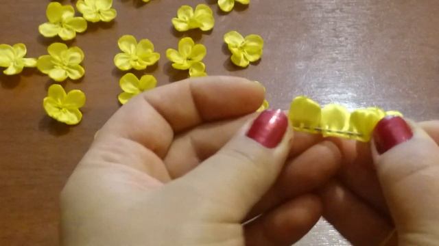 Мелкие цветочки из лент. Small flowers from ribbons. смотреть онлайн