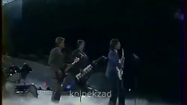 Илон Маск поет песню "Трава у дома" смотреть онлайн