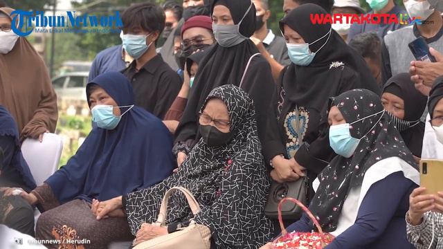 Jenazah Markis Kido Dimakamkan di TPU Kebon Nanas Jakarta Timur смотреть онлайн