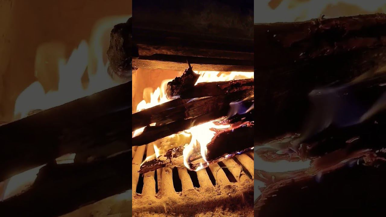 Пока печька не нагрелась, открываю топку голой рукой. #деревня #печь #уют #детство